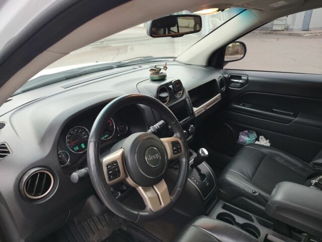 Білий Джип Compass, об'ємом двигуна 2.4 л та пробігом 92 тис. км за 10600 $, фото 1 на Automoto.ua