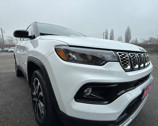 Белый Джип Компас, объемом двигателя 2 л и пробегом 30 тыс. км за 21999 $, фото 1 на Automoto.ua