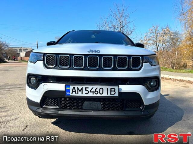 Белый Джип Компас, объемом двигателя 2 л и пробегом 100 тыс. км за 19500 $, фото 1 на Automoto.ua