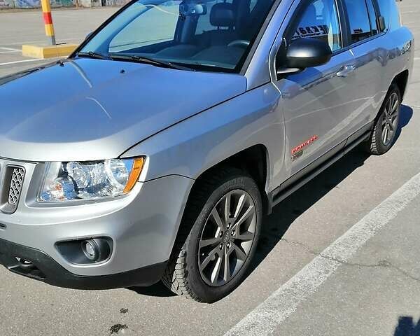 Сірий Джип Compass, об'ємом двигуна 2.4 л та пробігом 88 тис. км за 12000 $, фото 1 на Automoto.ua