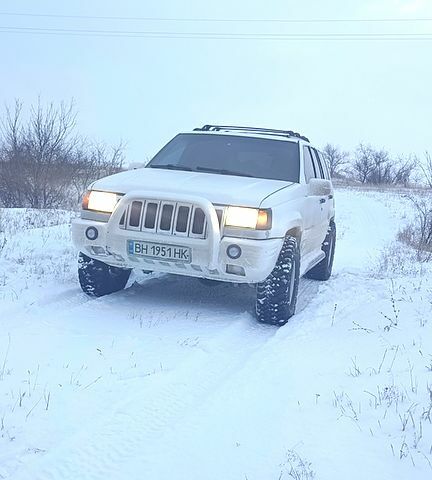Белый Джип Гранд Чероки, объемом двигателя 4 л и пробегом 0 тыс. км за 5300 $, фото 1 на Automoto.ua