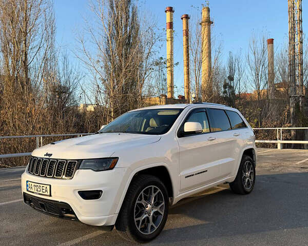 Белый Джип Гранд Чероки, объемом двигателя 5.7 л и пробегом 88 тыс. км за 36500 $, фото 1 на Automoto.ua