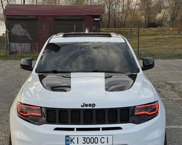 Білий Джип Grand Cherokee, об'ємом двигуна 6.4 л та пробігом 196 тис. км за 38000 $, фото 1 на Automoto.ua