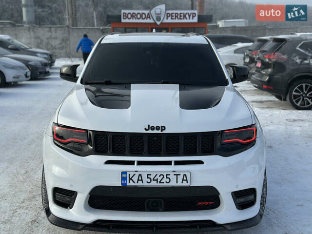 Белый Джип Гранд Чероки, объемом двигателя 6.4 л и пробегом 197 тыс. км за 35000 $, фото 1 на Automoto.ua