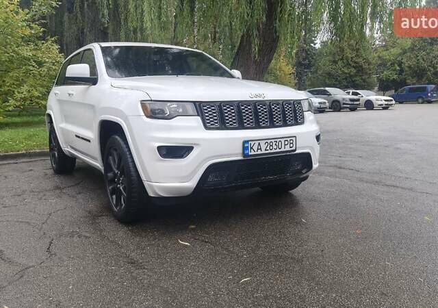 Белый Джип Гранд Чероки, объемом двигателя 3.61 л и пробегом 111 тыс. км за 21500 $, фото 1 на Automoto.ua