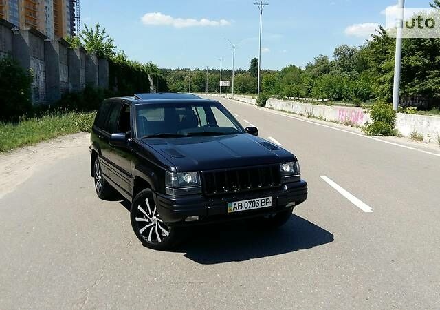 Чорний Джип Grand Cherokee, об'ємом двигуна 5.9 л та пробігом 190 тис. км за 8000 $, фото 1 на Automoto.ua