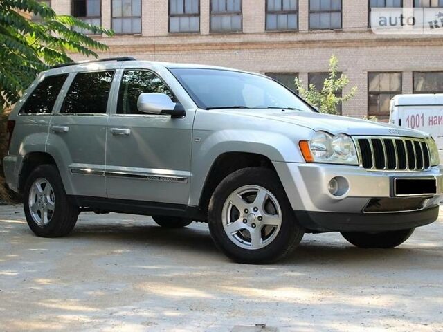 Джип Grand Cherokee 2005 у Києві на Automoto.ua Срібний Джип Grand Cherokee, об'ємом двигуна 3 л та пробігом 213 тис. км за 13700 $, фото 1 на Automoto.ua