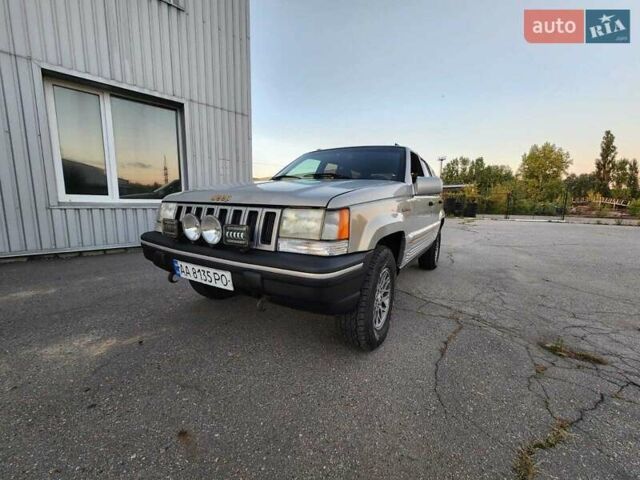 Сірий Джип Grand Cherokee, об'ємом двигуна 5.2 л та пробігом 93 тис. км за 6600 $, фото 1 на Automoto.ua