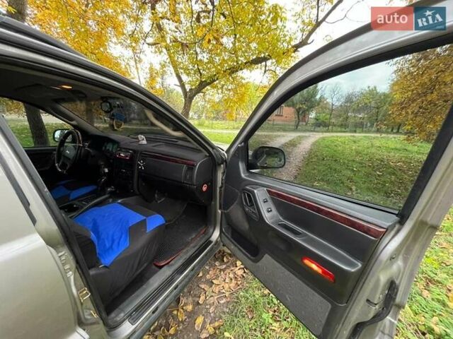 Серый Джип Гранд Чероки, объемом двигателя 2.7 л и пробегом 136 тыс. км за 8000 $, фото 1 на Automoto.ua