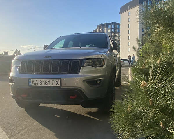 Сірий Джип Grand Cherokee, об'ємом двигуна 5.65 л та пробігом 143 тис. км за 25300 $, фото 1 на Automoto.ua