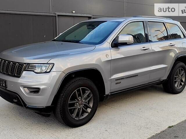 Сірий Джип Grand Cherokee, об'ємом двигуна 3.6 л та пробігом 150 тис. км за 25000 $, фото 1 на Automoto.ua