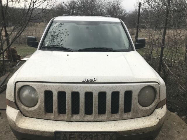 Белый Джип Патриот, объемом двигателя 2.4 л и пробегом 250 тыс. км за 6000 $, фото 1 на Automoto.ua