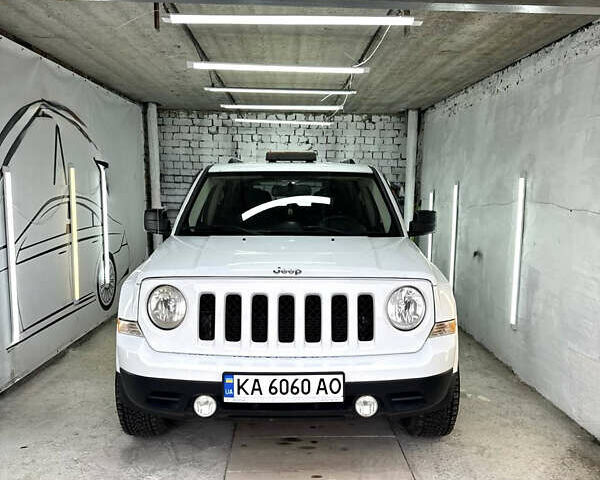 Белый Джип Патриот, объемом двигателя 2 л и пробегом 200 тыс. км за 9200 $, фото 1 на Automoto.ua
