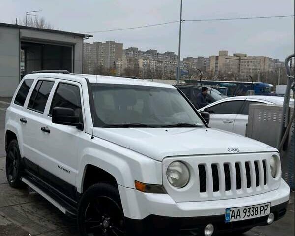 Белый Джип Патриот, объемом двигателя 2.4 л и пробегом 268 тыс. км за 7800 $, фото 1 на Automoto.ua