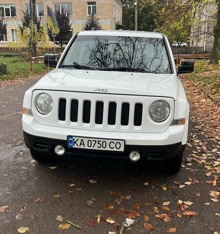 Білий Джип Patriot, об'ємом двигуна 2.36 л та пробігом 176 тис. км за 10500 $, фото 1 на Automoto.ua