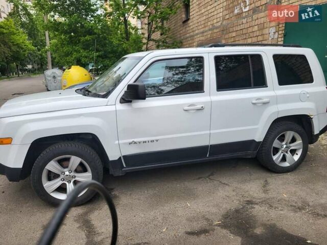 Белый Джип Патриот, объемом двигателя 2.4 л и пробегом 240 тыс. км за 8000 $, фото 1 на Automoto.ua