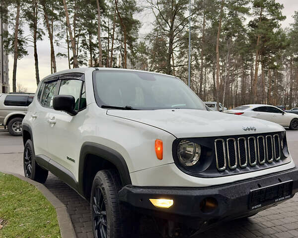 Белый Джип Ренегат, объемом двигателя 2.36 л и пробегом 171 тыс. км за 14600 $, фото 1 на Automoto.ua