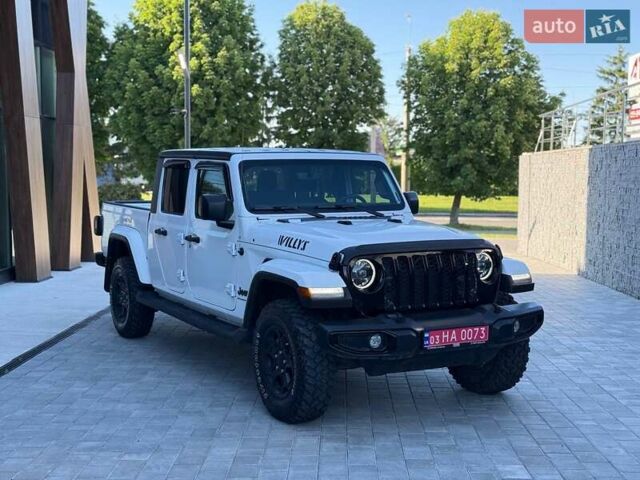Белый Джип Gladiator, объемом двигателя 3.6 л и пробегом 6 тыс. км за 38500 $, фото 1 на Automoto.ua