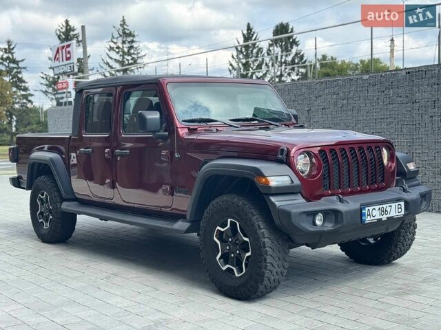 Красный Джип Gladiator, объемом двигателя 3.6 л и пробегом 27 тыс. км за 33000 $, фото 1 на Automoto.ua