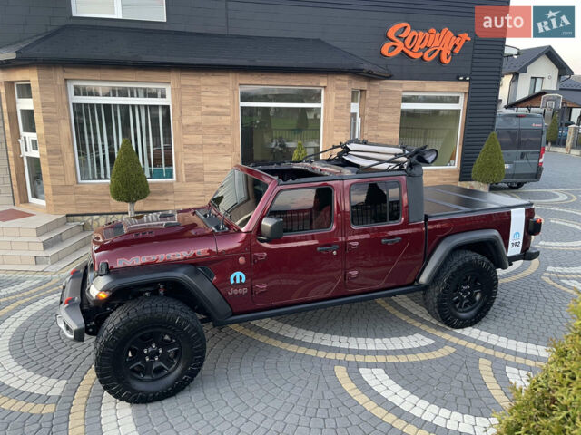 Красный Джип Gladiator, объемом двигателя 3.6 л и пробегом 72 тыс. км за 58000 $, фото 1 на Automoto.ua