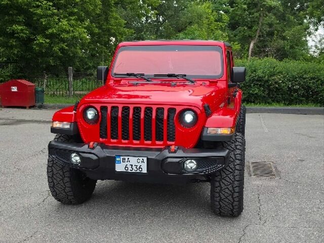 Красный Джип Gladiator, объемом двигателя 3.6 л и пробегом 108 тыс. км за 43450 $, фото 1 на Automoto.ua