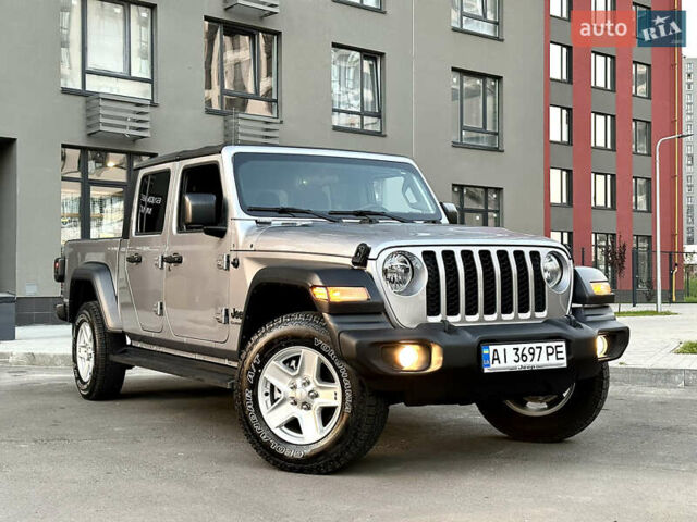 Серый Джип Gladiator, объемом двигателя 3.6 л и пробегом 33 тыс. км за 43500 $, фото 1 на Automoto.ua