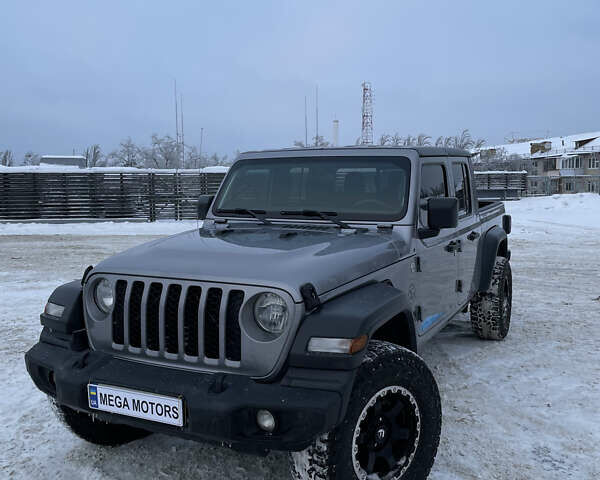 Сірий Джип Gladiator, об'ємом двигуна 3.6 л та пробігом 100 тис. км за 32990 $, фото 1 на Automoto.ua