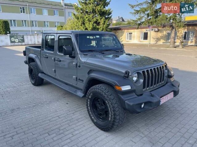 Серый Джип Gladiator, объемом двигателя 3.6 л и пробегом 98 тыс. км за 37000 $, фото 1 на Automoto.ua