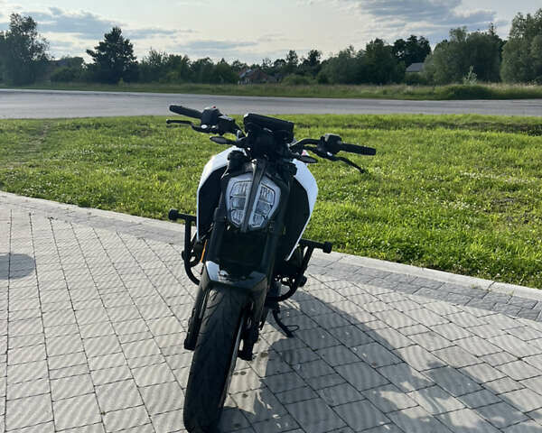 Белый КТМ 390 Duke, объемом двигателя 0.39 л и пробегом 4 тыс. км за 5200 $, фото 1 на Automoto.ua
