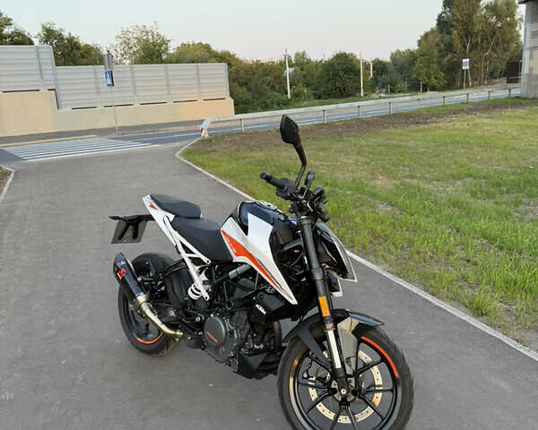 КТМ 390 Duke, объемом двигателя 0.39 л и пробегом 4 тыс. км за 5800 $, фото 1 на Automoto.ua