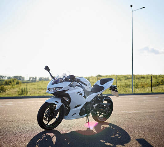 Белый Кавасаки Ninja 400, объемом двигателя 0.4 л и пробегом 4 тыс. км за 6500 $, фото 1 на Automoto.ua