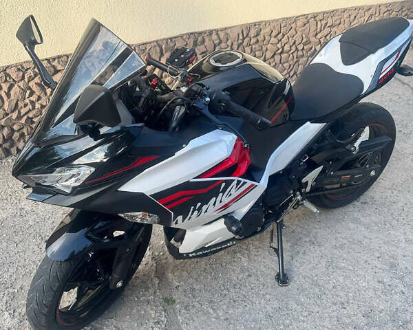 Черный Кавасаки Ninja 400, объемом двигателя 0.4 л и пробегом 8 тыс. км за 6200 $, фото 1 на Automoto.ua