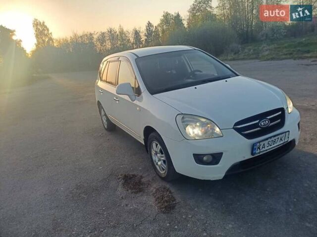 Белый Киа Каренс, объемом двигателя 2 л и пробегом 300 тыс. км за 7300 $, фото 1 на Automoto.ua