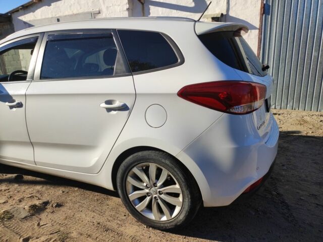 Киа Каренс 2014 в Черкассах на Automoto.ua Белый Киа Каренс, объемом двигателя 1.7 л и пробегом 190 тыс. км за 8700 $, фото 1 на Automoto.ua