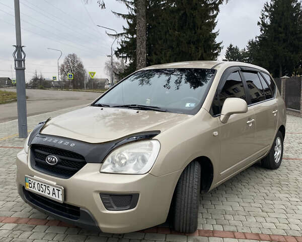 Бежевый Киа Каренс, объемом двигателя 1.98 л и пробегом 195 тыс. км за 6300 $, фото 1 на Automoto.ua