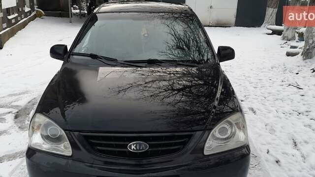Черный Киа Каренс, объемом двигателя 2 л и пробегом 330 тыс. км за 4500 $, фото 1 на Automoto.ua