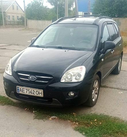 Чорний Кіа Каренс, об'ємом двигуна 2 л та пробігом 223 тис. км за 8300 $, фото 1 на Automoto.ua