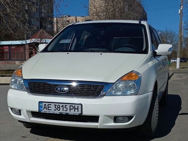 Белый Киа Карнивал, объемом двигателя 2.2 л и пробегом 220 тыс. км за 10900 $, фото 1 на Automoto.ua