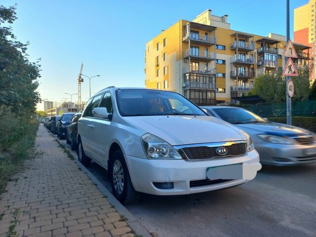 Белый Киа Карнивал, объемом двигателя 2.2 л и пробегом 225 тыс. км за 5513 $, фото 1 на Automoto.ua