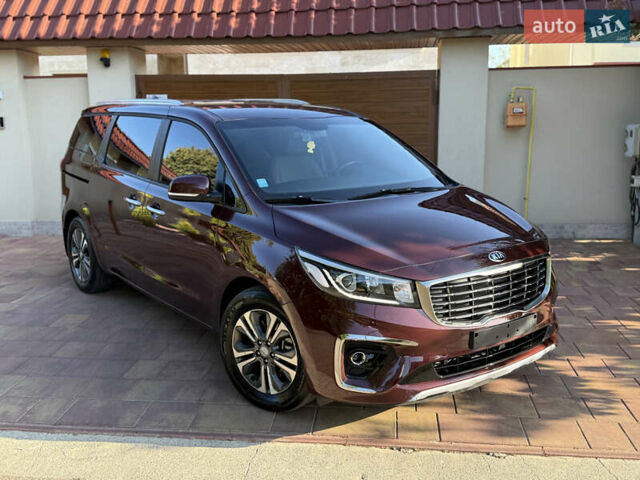 Красный Киа Карнивал, объемом двигателя 2.2 л и пробегом 110 тыс. км за 23000 $, фото 1 на Automoto.ua