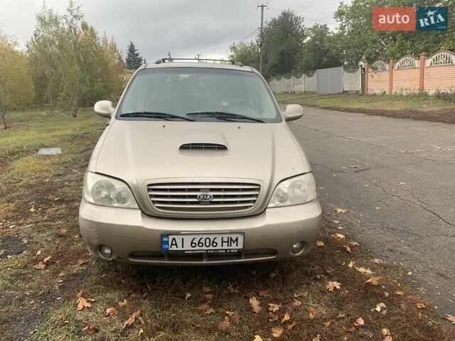Желтый Киа Карнивал, объемом двигателя 2.9 л и пробегом 350 тыс. км за 4200 $, фото 1 на Automoto.ua