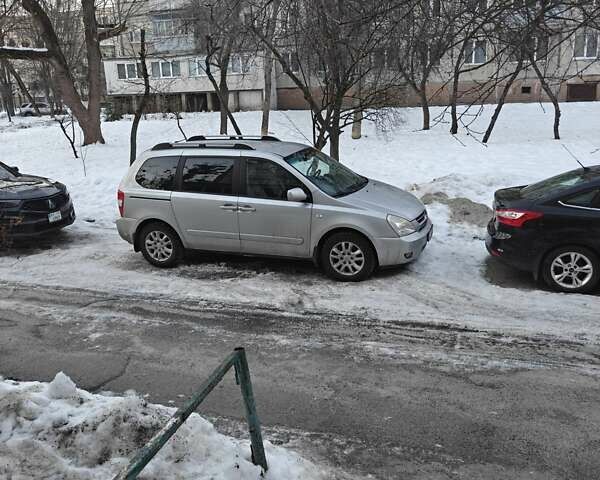 Серый Киа Карнивал, объемом двигателя 2.9 л и пробегом 330 тыс. км за 7500 $, фото 1 на Automoto.ua