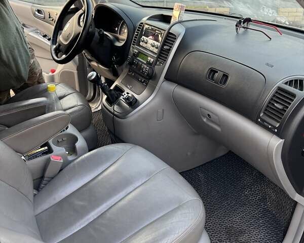 Серый Киа Карнивал, объемом двигателя 0 л и пробегом 239 тыс. км за 4300 $, фото 1 на Automoto.ua