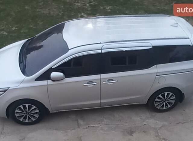 Серый Киа Карнивал, объемом двигателя 2.2 л и пробегом 255 тыс. км за 18888 $, фото 1 на Automoto.ua