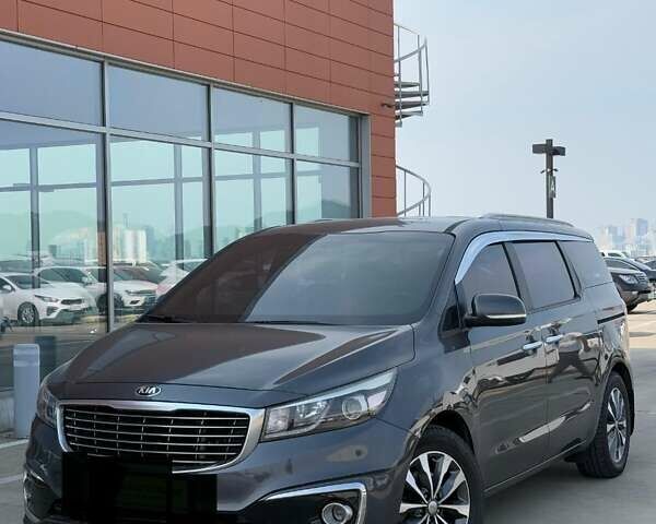 Серый Киа Карнивал, объемом двигателя 2.2 л и пробегом 256 тыс. км за 17500 $, фото 1 на Automoto.ua