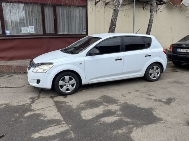 Белый Киа Сид, объемом двигателя 1.4 л и пробегом 280 тыс. км за 4300 $, фото 1 на Automoto.ua