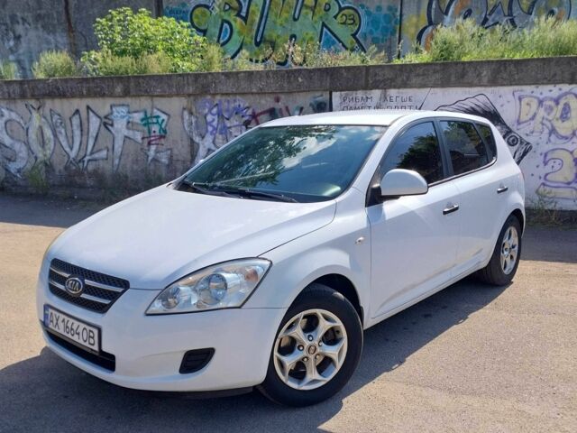 Белый Киа Сид, объемом двигателя 1.4 л и пробегом 225 тыс. км за 5400 $, фото 1 на Automoto.ua
