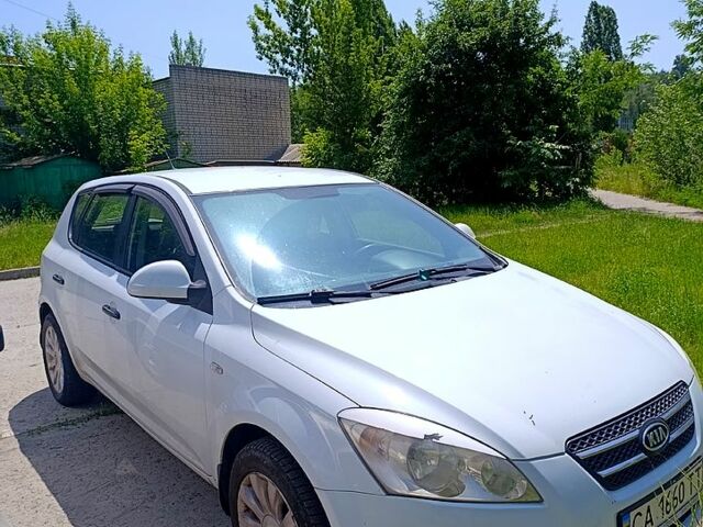 Белый Киа Сид, объемом двигателя 1.4 л и пробегом 215 тыс. км за 3999 $, фото 1 на Automoto.ua