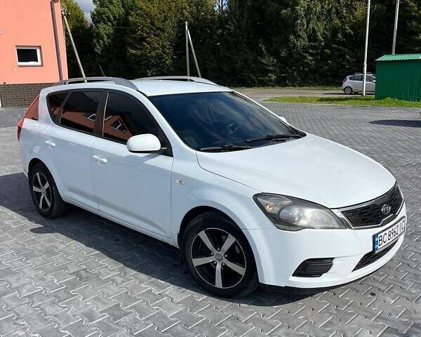 Белый Киа Сид, объемом двигателя 1.58 л и пробегом 393 тыс. км за 5700 $, фото 1 на Automoto.ua