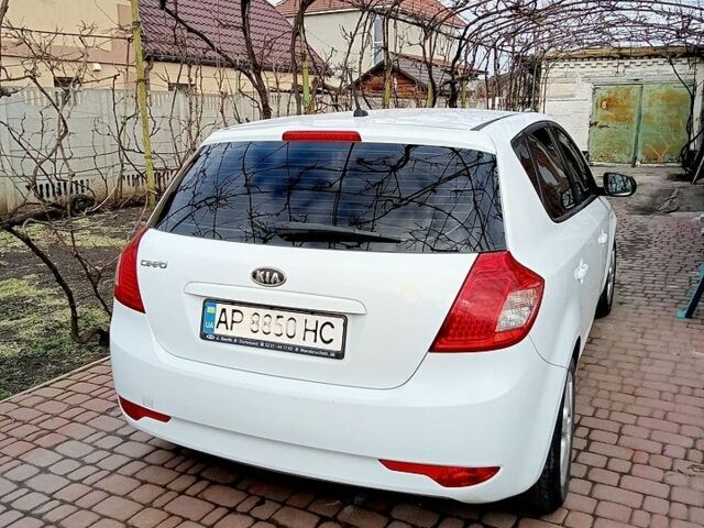 Белый Киа Сид, объемом двигателя 1.4 л и пробегом 230 тыс. км за 5500 $, фото 1 на Automoto.ua